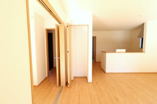 宮崎市恒久９期ー２　新築戸建の収納|【収納】
リビングにパントリーとしても使用可能な収納スペースがあります！
