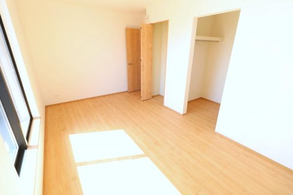 宮崎市恒久９期ー２　新築戸建の寝室|【2階洋室】
主寝室にいかがでしょうか。収納スペース豊富なお部屋になっております！