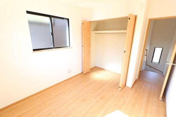 宮崎市恒久９期ー２　新築戸建の洋室|【2階洋室】
2面採光の明るい室内！フローリング仕様なので、お掃除も楽ちんです！