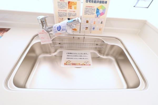 宮崎市恒久９期ー２　新築戸建のキッチン|【キッチン】
水ハネ音を抑えた静音仕様のシンクを採用！浄水器付きです！