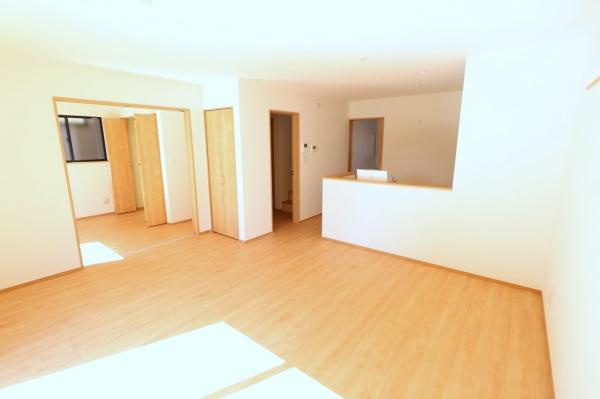 宮崎市恒久９期ー２　新築戸建の居間・リビング|【リビング】
心地いい光が差し込みます！過ごしやすいリビングで家族が快適な日々が送れます！