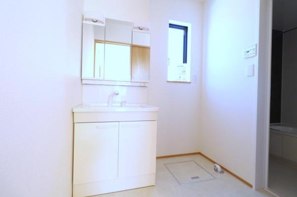 宮崎市恒久９期ー２　新築戸建の独立洗面台|【洗面台・洗面所】
窓が換気、採光面でも活躍してくれますね！洗面台は嬉しいシャンプードレッサー！