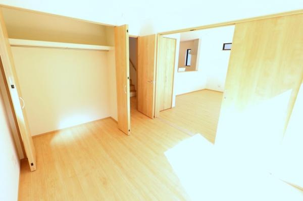 宮崎市恒久９期ー２　新築戸建の洋室|【1階リビング横洋室】
玄関ホールからも直接出入り可能なリビング横洋室。