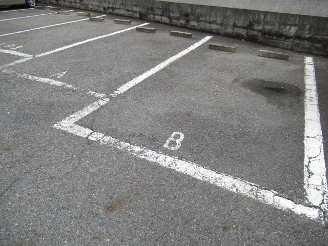 三木市別所町小林のアパートの駐車場