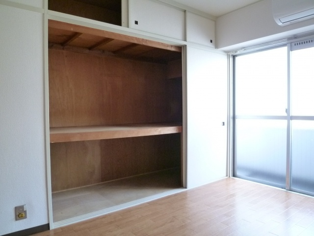 沢村マンションの洋室