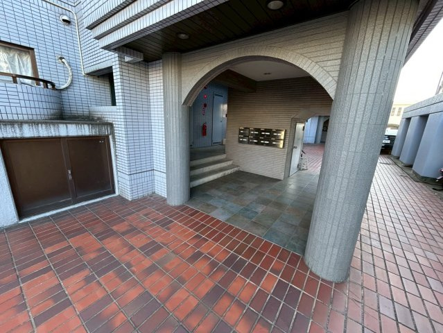 東海市富木島町伏見２丁目の賃貸マンションのエントランス