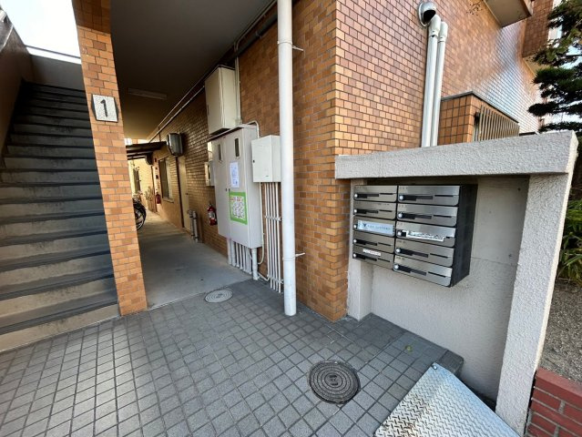 東海市富木島町伏見２丁目の賃貸マンションのエントランス