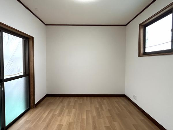 西条市中野734-2　中古の洋室