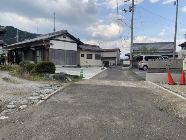 西条市中野734-2　中古の前面道路含む現地写真