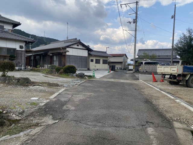 西条市中野734-2　中古の前面道路含む現地写真