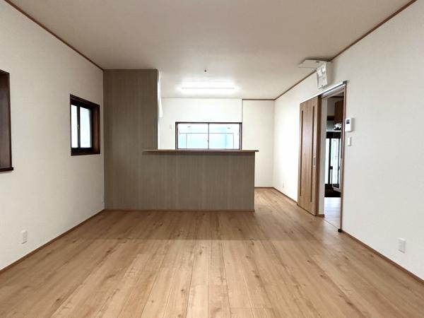 西条市中野734-2　中古の居間・リビング