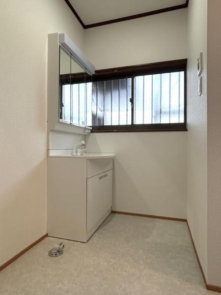 西条市中野734-2　中古の洗面所