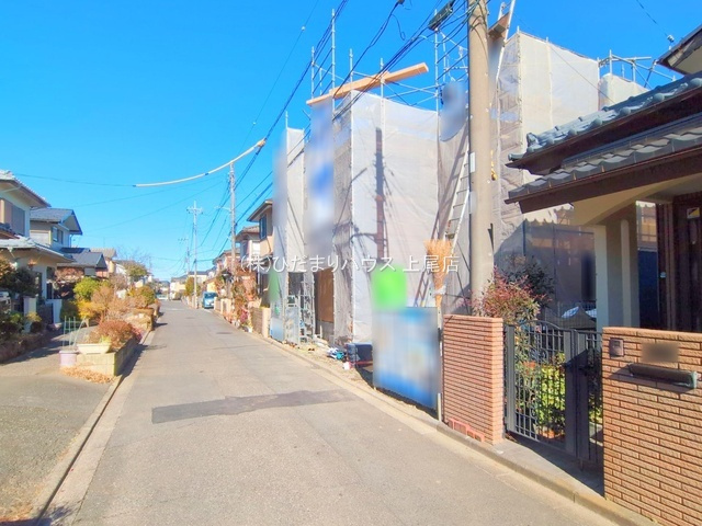 上尾市瓦葺　新築戸建　リーブルガーデン01の前面道路含む現地写真