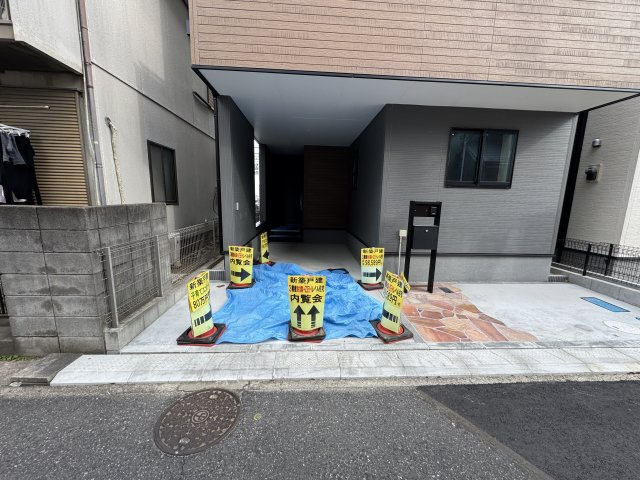 流山市流山５丁目新築戸建【流山小学校：3分】の駐車場|2号棟駐車スペース・愛車に優しいビルトインガレージ