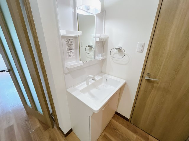 グレイスK.O.M　Iの独立洗面台|別部屋反転間取りのお写真となります。