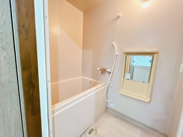 グレイスK.O.M　Iの浴室|別部屋反転間取りのお写真となります。