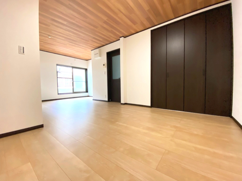 サン・タウン深野北１丁目の居間・リビング|■リビングに大きな収納があり、スッキリした感じでリビングが使えますよ♪♪