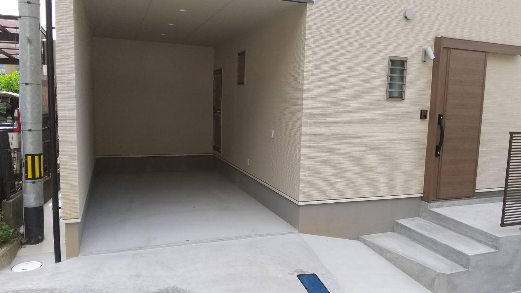 高知市神田の駐車場|インナーガレージで、雨の日でも濡れることなく荷物の出し入れが可能です