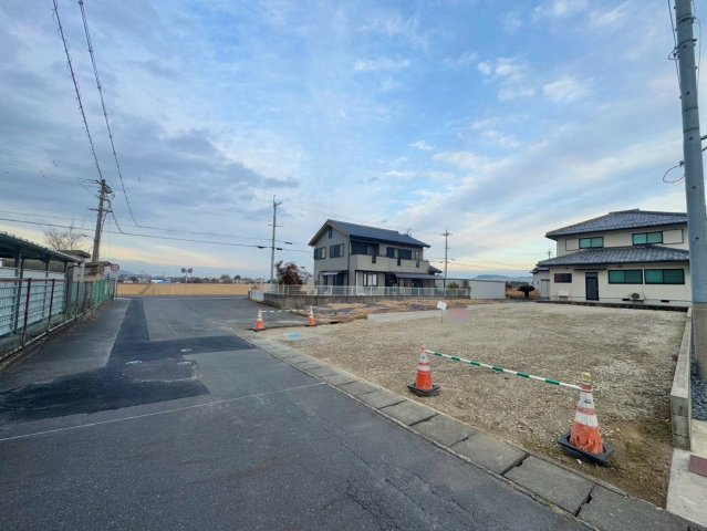 野洲市上屋　建築条件無し売土地の前面道路含む現地写真