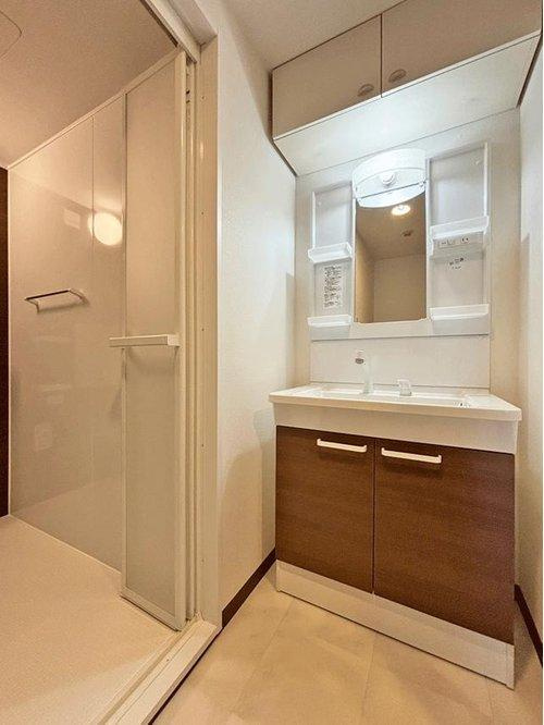 ニューヒルハウス中山の洗面所|入浴後の着替えもスムーズ♪ワイドな洗面脱衣室♪お子様と一緒のバスタイムも着替えを手伝いやすくて安心◎