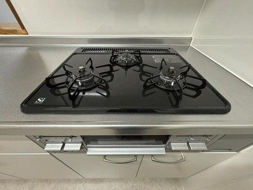 ニューヒルハウス中山のキッチン|同時調理が可能でお料理効率が高まる3口コンロ♪