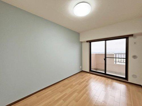 ニューヒルハウス中山のその他|大きな窓から陽光が降り注ぎ、お部屋の隅々まで明るく照らす◎住空間を快適に整え、一人時間も楽しむ暮らし♪