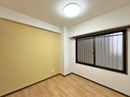 ニューヒルハウス中山のその他|お部屋の一面にアクセントクロスを施した洋室♪一気に落ち着いた雰囲気を醸し、ゆっくりと眠りに付けそうです♪