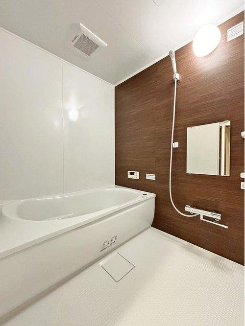 ニューヒルハウス中山の浴室|ゆとりあるバスルーム♪カウンター側に化粧パネルを施し、おしゃれな雰囲気を演出◎