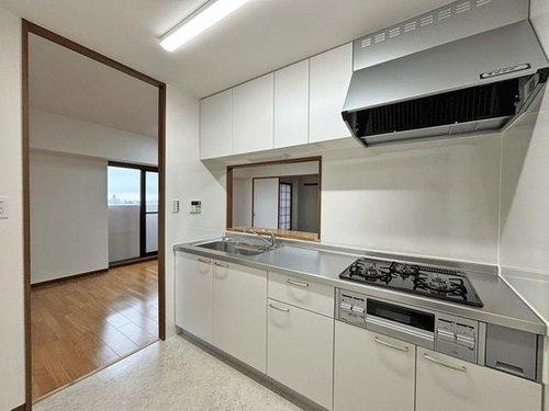 ニューヒルハウス中山のキッチン|収納豊富なシステムキッチン♪家族との会話を楽しみながらお料理が出来る対面式です♪