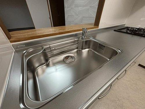 ニューヒルハウス中山のキッチン|広々とワイドなシンクは、大きなフライパンなども洗いやすい◎強固な素材で傷や汚れに強いステンレス製♪