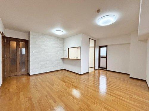 ニューヒルハウス中山の居間・リビング|広々としたリビングは、ダイニングセットとソファーを置いてもゆとりのスペースを確保♪