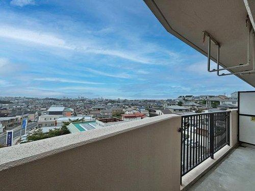 ニューヒルハウス中山のバルコニー|日当たり良好なワイドバルコニーで隣接したお部屋への採光性も◎開放的な空間に仕上げてくれます♪