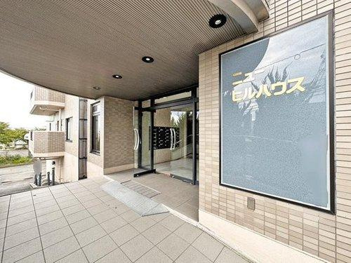 ニューヒルハウス中山のエントランス|周辺にはお買い物施設が充実し、徒歩圏内での生活を叶える好立地♪