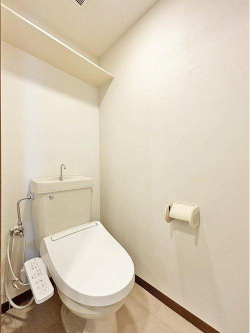 ニューヒルハウス中山のトイレ|毎日使う場所だからこそ、掃除のしやすさは気になるポイント◎水濡れや汚れに強い床材を採用し、お手入れもラクラク♪