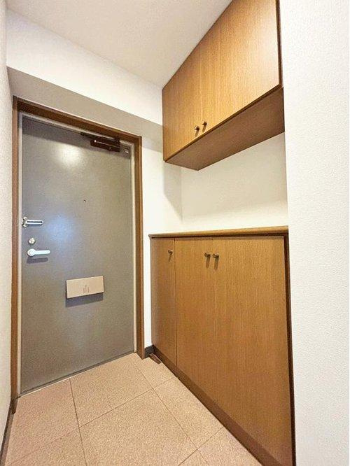 ニューヒルハウス中山の玄関|玄関サイドに下足入れ設置で足元スッキリ！