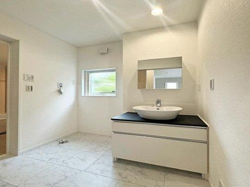 【即日案内可能】仙台市太白区鈎取4丁目　全3棟の洗面所|デザイン性の高いおしゃれな洗面化粧台♪ワイドな洗面脱衣室は入浴後の着替えもスムーズに♪
