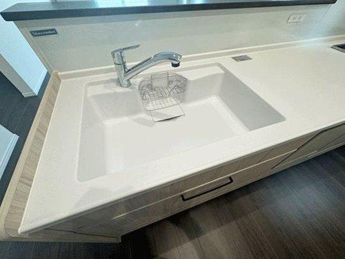 【即日案内可能】仙台市太白区鈎取4丁目　全3棟のキッチン|白い人工大理石仕上げのシンク♪小さな汚れにも気が付きやすく、汚れがひどくなる前に対処できると人気◎手入れもメラミンスポンジでこするだけ♪