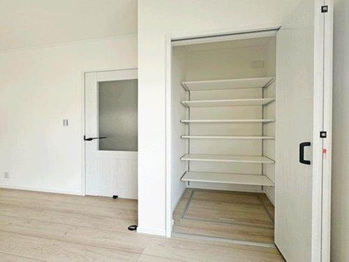 【即日案内可能】仙台市太白区鈎取4丁目　全3棟の居間・リビング|可動式の棚は、仕舞うものの大きさに合わせて収納スペースを変化することが出来るので、見た目にもスッキリと、そして取り出しやすく仕舞いやすいメリットが◎2号棟