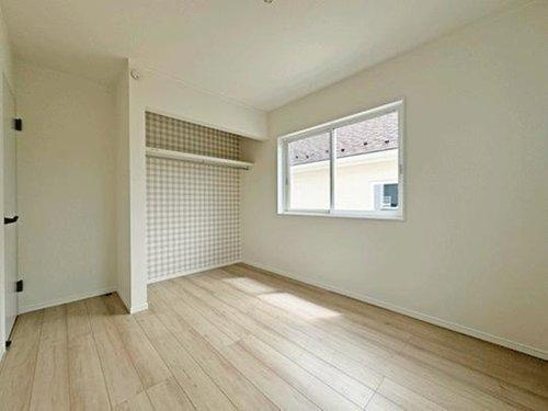【即日案内可能】仙台市太白区鈎取4丁目　全3棟の内装|大きなクローゼット付きの洋室♪衣類も小物もたっぷりと収納し、お部屋の空間をより一層広くお使いいただけますね♪2号棟