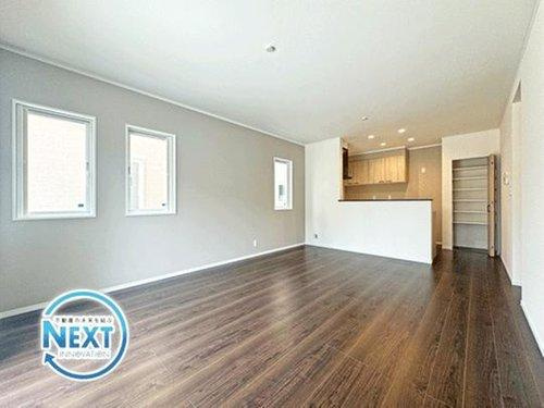 【即日案内可能】仙台市太白区鈎取4丁目　全3棟の居間・リビング|お部屋の一面に施したアクセントクロスは、くすみカラーでおしゃれな印象◎ダークブラウンのフローリングとの相性も良く、お部屋をトータルコーディネート♪１号棟