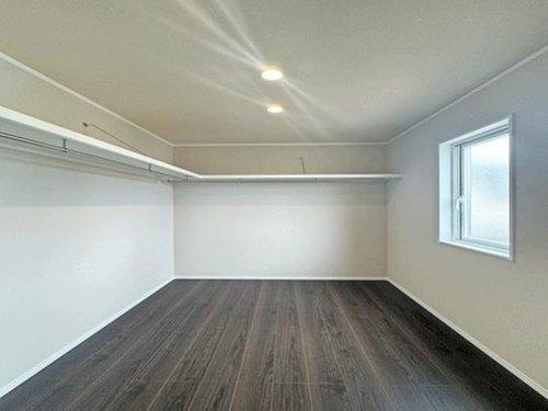 【即日案内可能】仙台市太白区鈎取4丁目　全3棟の収納|主寝室隣には3.7帖の広いWICが！家族の衣替えも余裕でできちゃう♪大きな窓もあり換気も◎１号棟