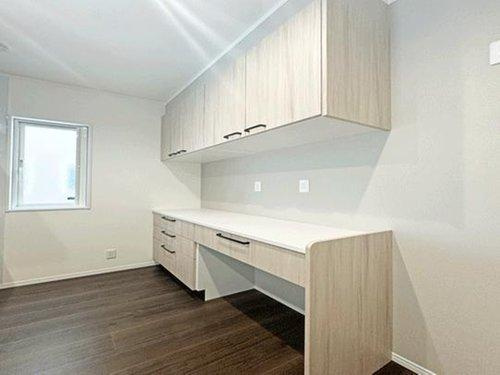 【即日案内可能】仙台市太白区鈎取4丁目　全3棟のキッチン|作業台としても、お子様のお手伝い場所としても活用できる♪これなら買い集めた食器も楽々収納！１号棟