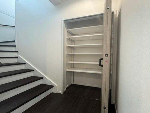 【即日案内可能】仙台市太白区鈎取4丁目　全3棟の収納|掃除道具や備蓄物をしまっておける無駄がない廊下収納！便利な可動式棚♪１号棟