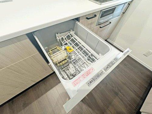 【即日案内可能】仙台市太白区鈎取4丁目　全3棟のキッチン|忙しいパパママの強い味方♪ビルトイン食洗機を備えました♪夜寝ている間に家事が一つ終わると気持ちにも余裕が生まれそうです♪