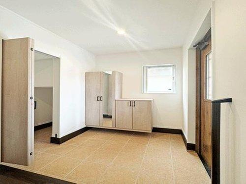 【即日案内可能】仙台市太白区鈎取4丁目　全3棟の玄関|大人が並んでも出入りがしやすいワイドな玄関には全身ミラー付きのシューズボックスを設置♪お出かけ前の身だしなみチェックも◎広い玄関収納スペースもありスポーツグッツも余裕で置けます！１号棟