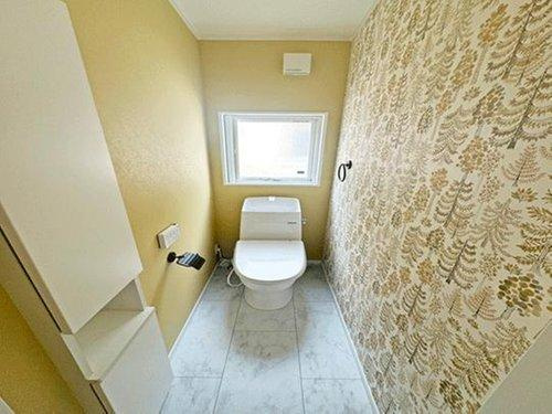 【即日案内可能】仙台市太白区鈎取4丁目　全3棟のトイレ|おしゃれなデザインクロスを施したトイレ♪小さなスペースまでこだわり抜いて仕上げました♪昼間は電気をつけなくてもこの明るさ！２号棟