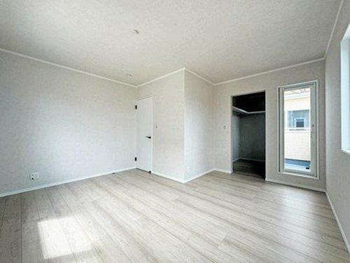 【即日案内可能】仙台市太白区鈎取4丁目　全3棟の内装|大きなWIC付きの洋室♪衣類も小物もたっぷりと収納し、お部屋の空間をより一層広くお使いいただけますね♪２号棟