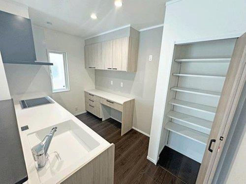 【即日案内可能】仙台市太白区鈎取4丁目　全3棟のキッチン|大容量のカップボードと食品庫の動線がスムーズなキッチン♪買いすぎても収納に困らない！１号棟