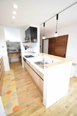 【キッチン】 | つくば市上郷 | 木目が優しい雰囲気のカウンターキッチン　奥には大容量のパントリーがあり、スッキリと片付けられます