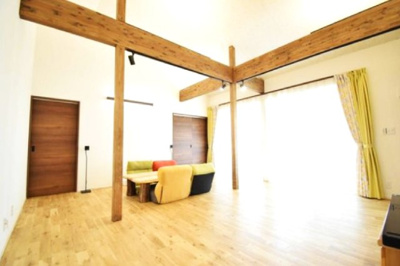 【居間・リビング】 | つくば市上郷 | 目の前は中庭が望める明るく天井が高いリビング　開放感があり家族が自然に集まる癒やしの空間です